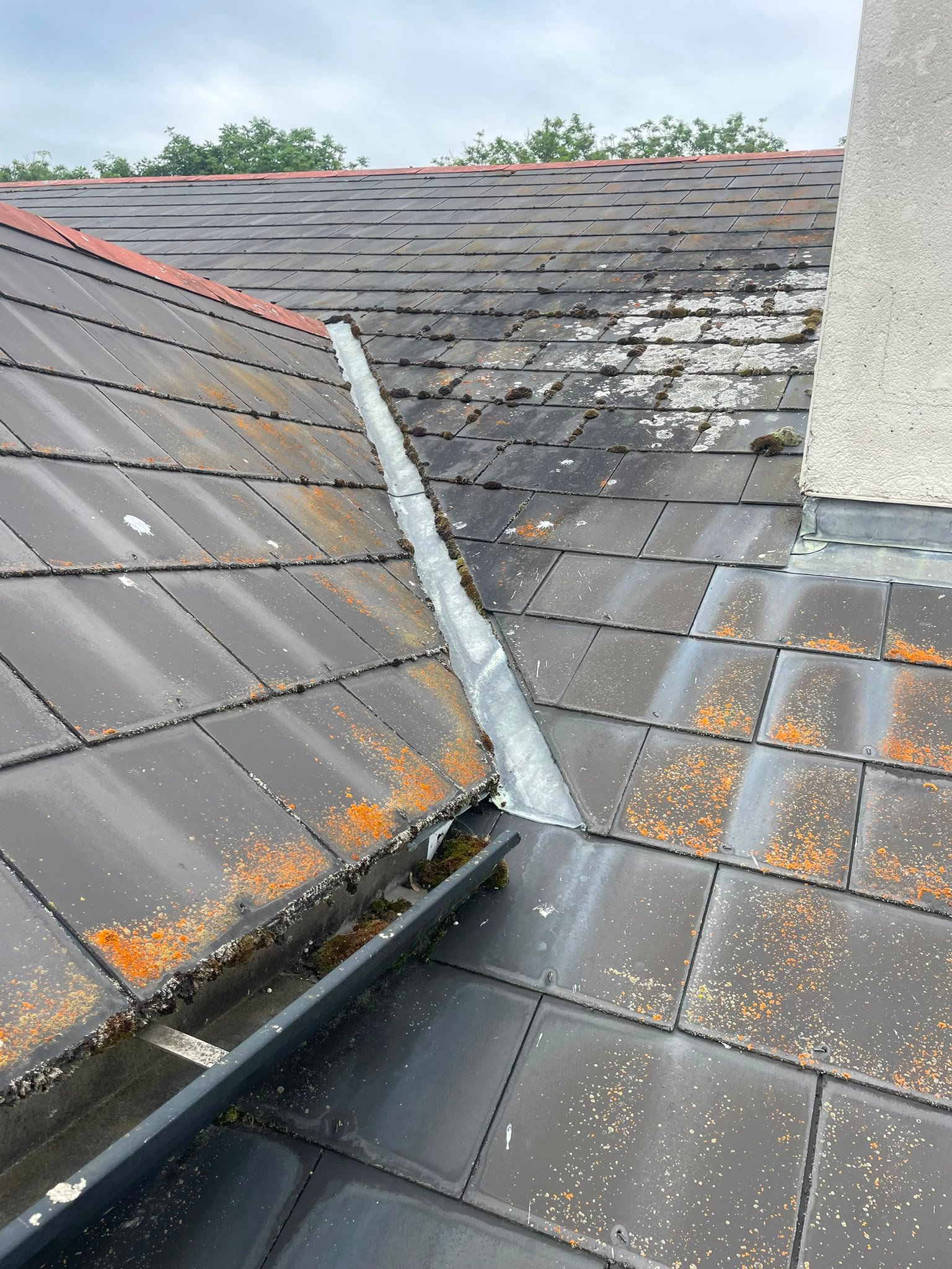 Dmaged Slate roof tiles that needed to eb repaired including the roof valley on this slate roof